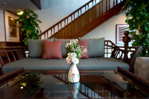 How Are British Car Manufacturers Innovating to Stay Ahead in the Global Market?